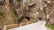 Ο δρόμος που χάνεται μέσα στον βράχο -Πού βρίσκεται η πιο όμορφη διαδρομή της Ελλάδας που προκαλεί δέος